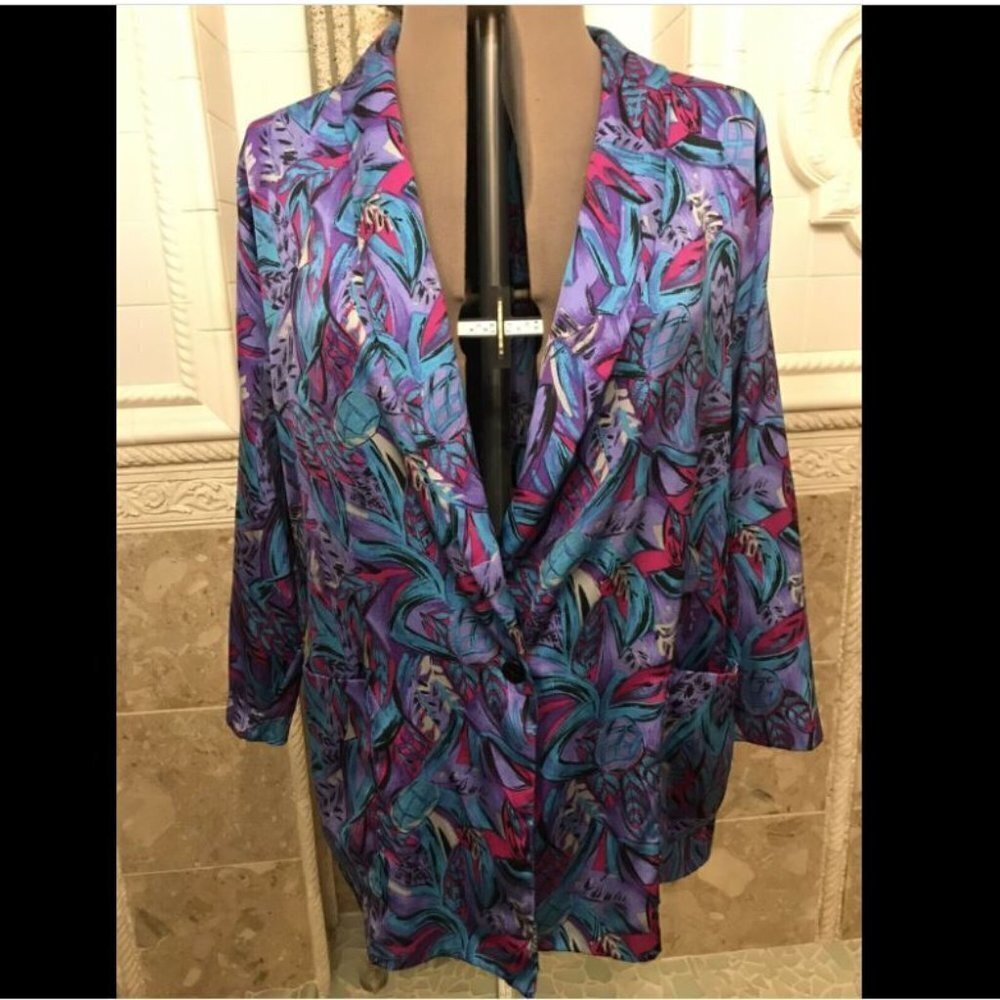 *HOLIDAY. Lightweight Jacket in Size 2X - 3X. Pockets. 1 Button. 3/4 Sleeve.B15